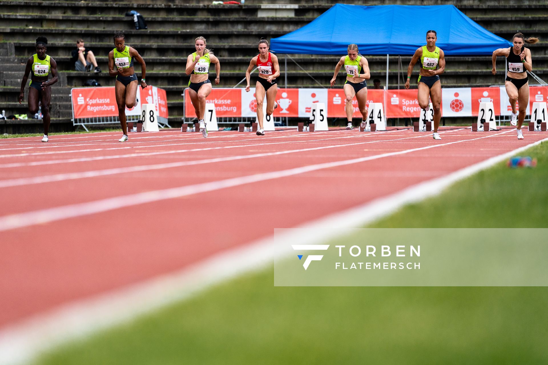 Keshia Beverly Kwadwo (LC Paderborn), Sarah Atcho (SUI), Sophia Junk (LG Rhein-Wied), Jennifer Montag (TSV Bayer 04 Leverkusen), Lilly Kaden (LG Olympia Dortmund), Salome Kora (SUI), Riccarda Dietsche (SUI) am 03.06.2022 waehrend der Sparkassen Gala in Regensburg